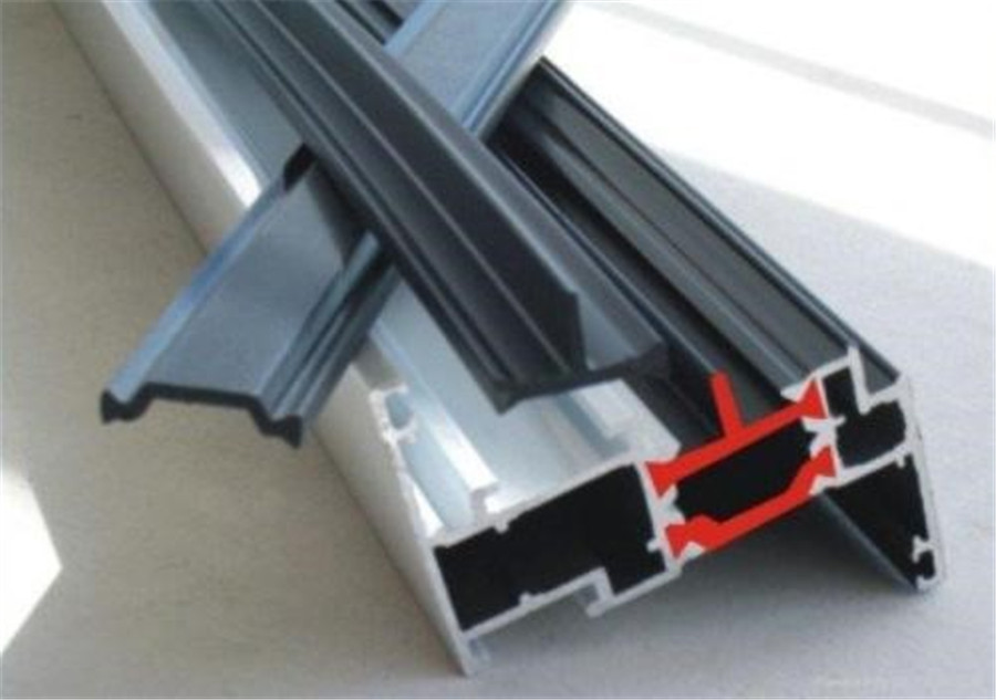 Rikkoutunut silta alumiinista energiaa säästävät ovet ja ikkunat